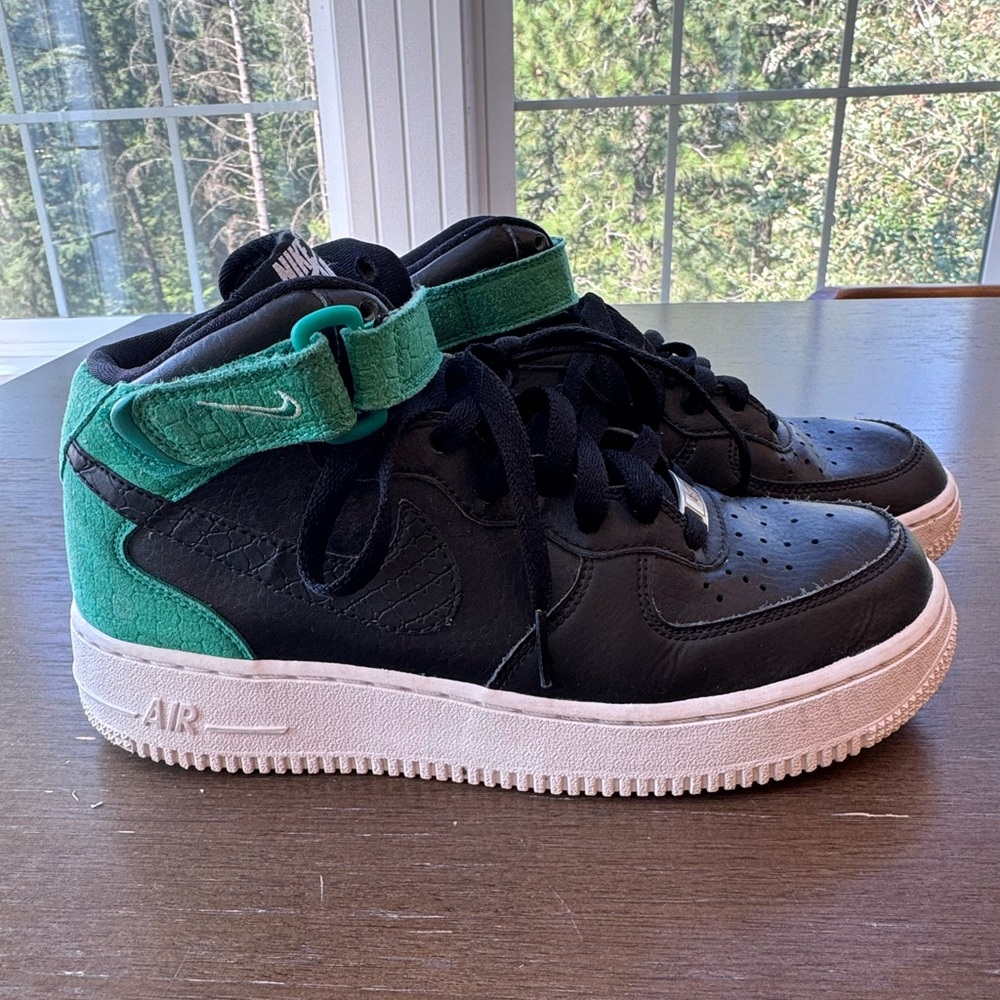 Womens 7.5 black and green Nike Air-  Air Force 1